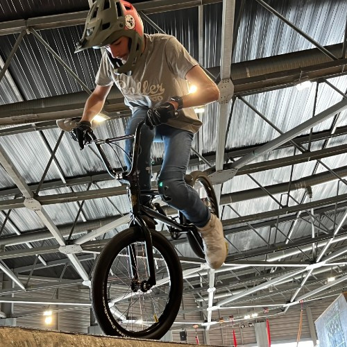 Young bmx rider already very invested who trains about 20 hours per week, deserving rider who would like to live from his passion!